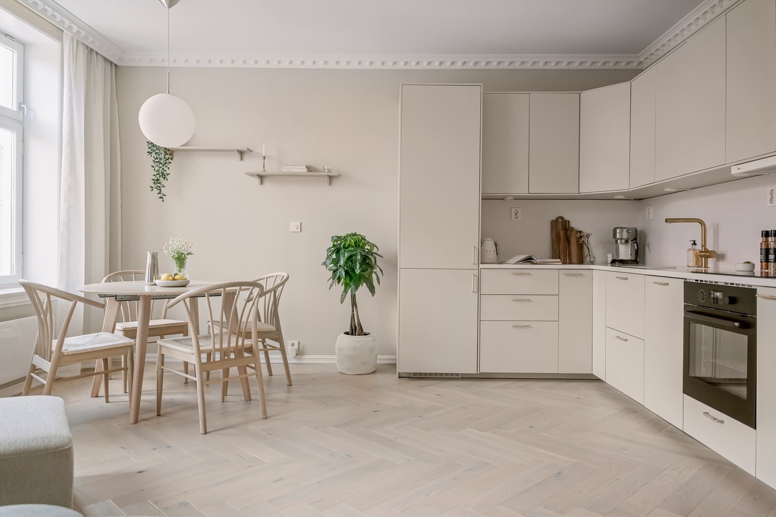 Kjøkkenet fra 2023 har integrerte hvitevarer og en slitesterk benkeplate i kvarts. Galleribilde