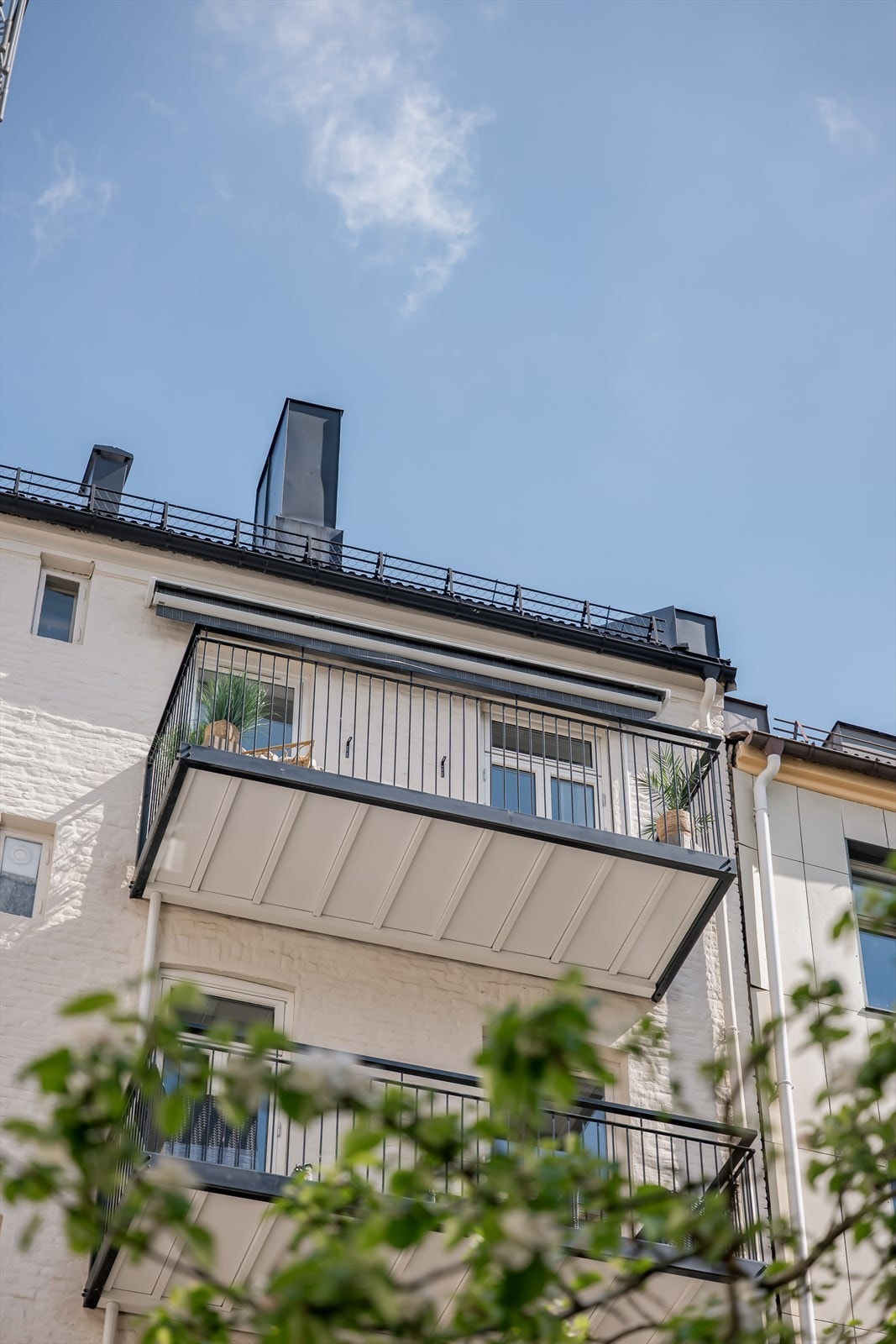 Balkongen er utstyrt med markise for solskjerming. Galleribilde