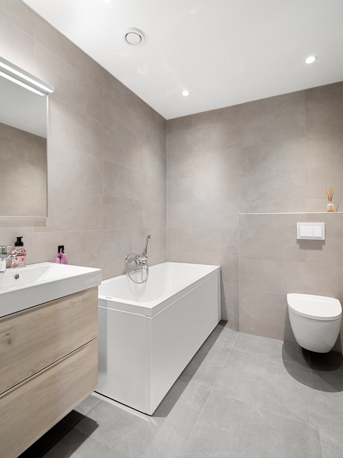 Badet i underetasjen er utstyrt med badekar, vegghengt toalett og flislagt gulv med elektrisk varmekabel. Galleribilde