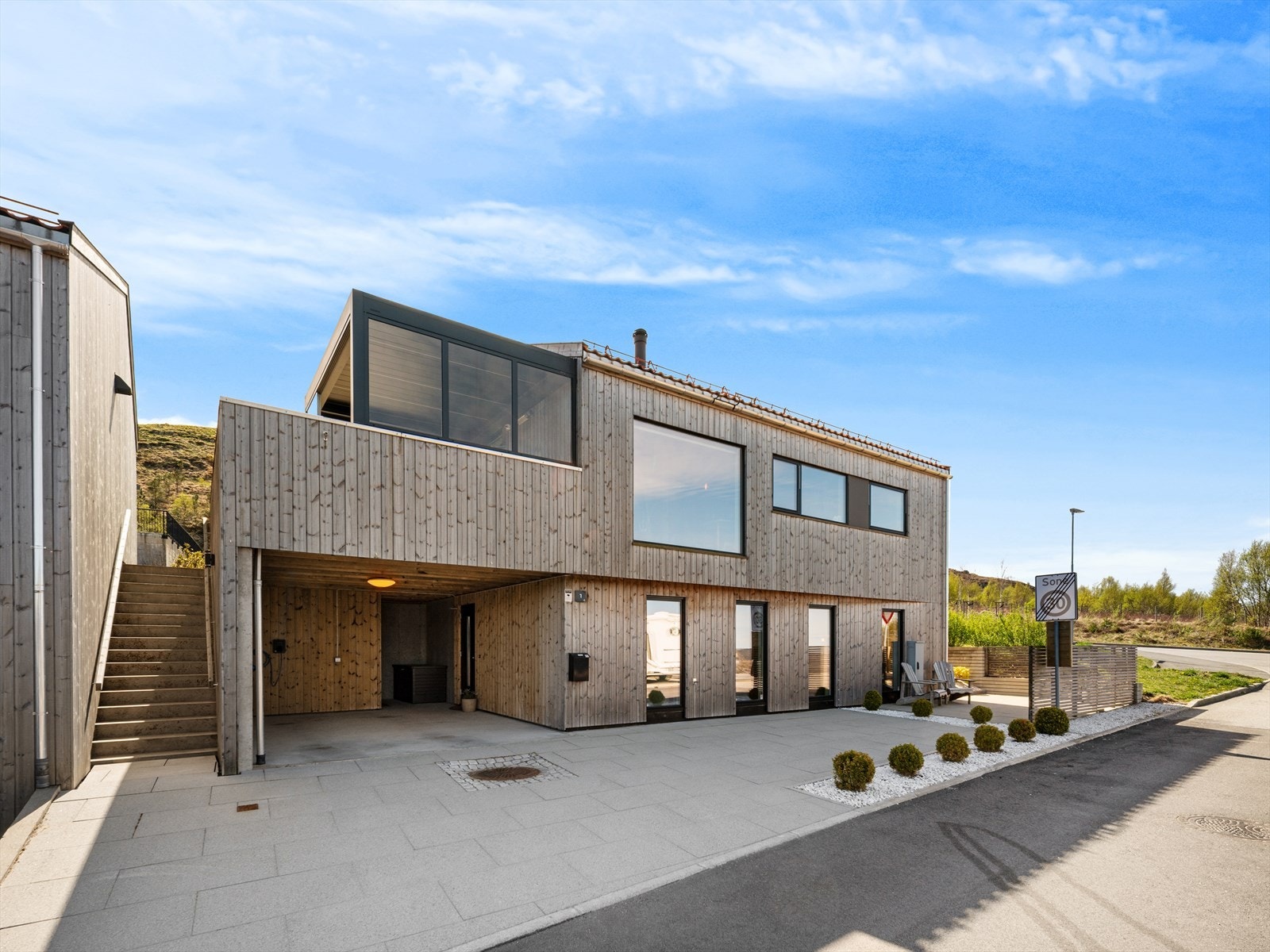 Enebolig fra 2019 med gjennomtenkte løsninger, inkludert integrert carport med elbillader og en innglasset pergola. Galleribilde