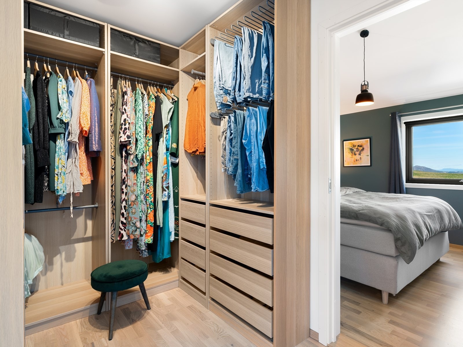 Praktisk walk-in-closet med god oppbevaringsplass, i direkte tilknytning til hovedsoverommet. Galleribilde