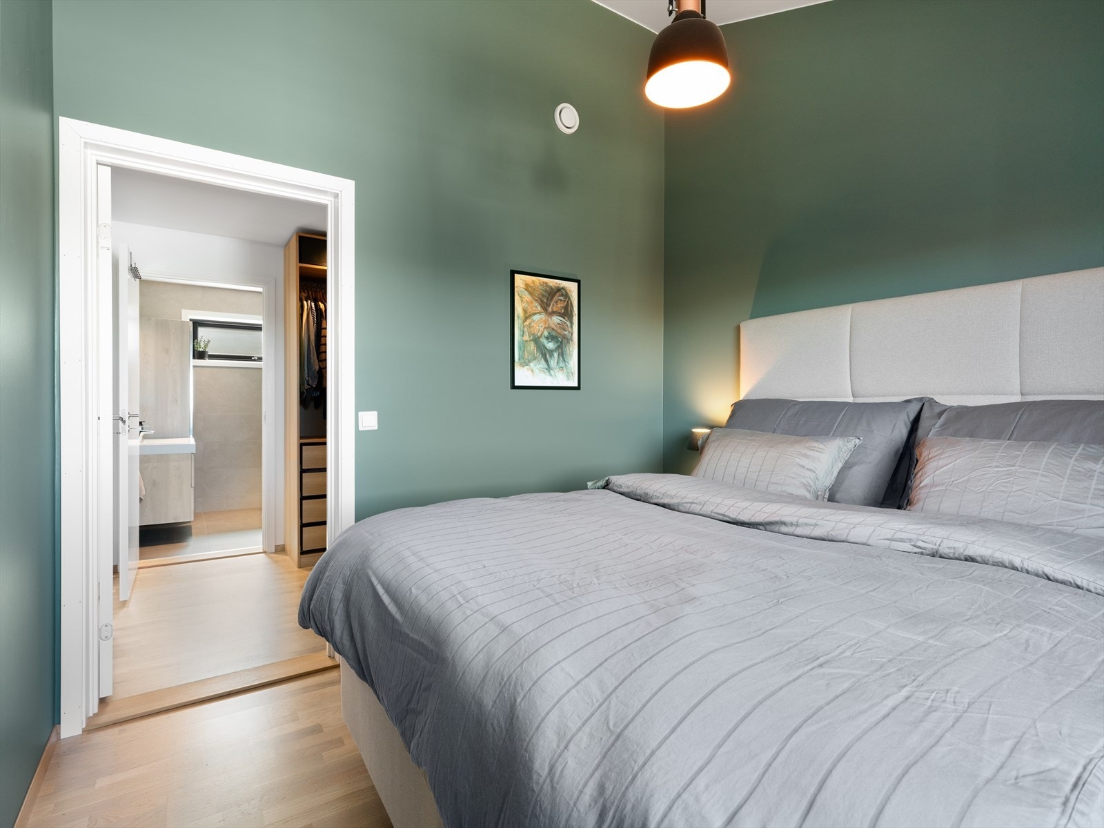 Fra hovedsoverommet er det direkte adkomst til bad og et romslig walk-in-closet. Galleribilde