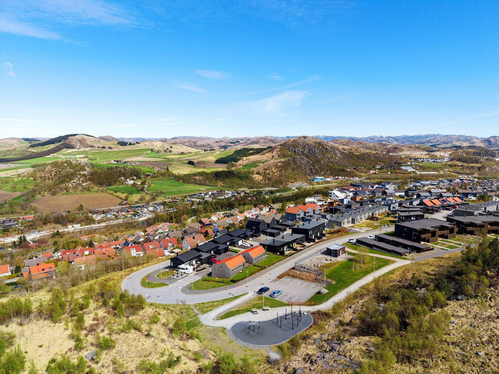 I nærområdet finnes flere lekeplasser, og Figgjo skole (1.-10. trinn) og barnehage er i kort avstand. Galleribilde