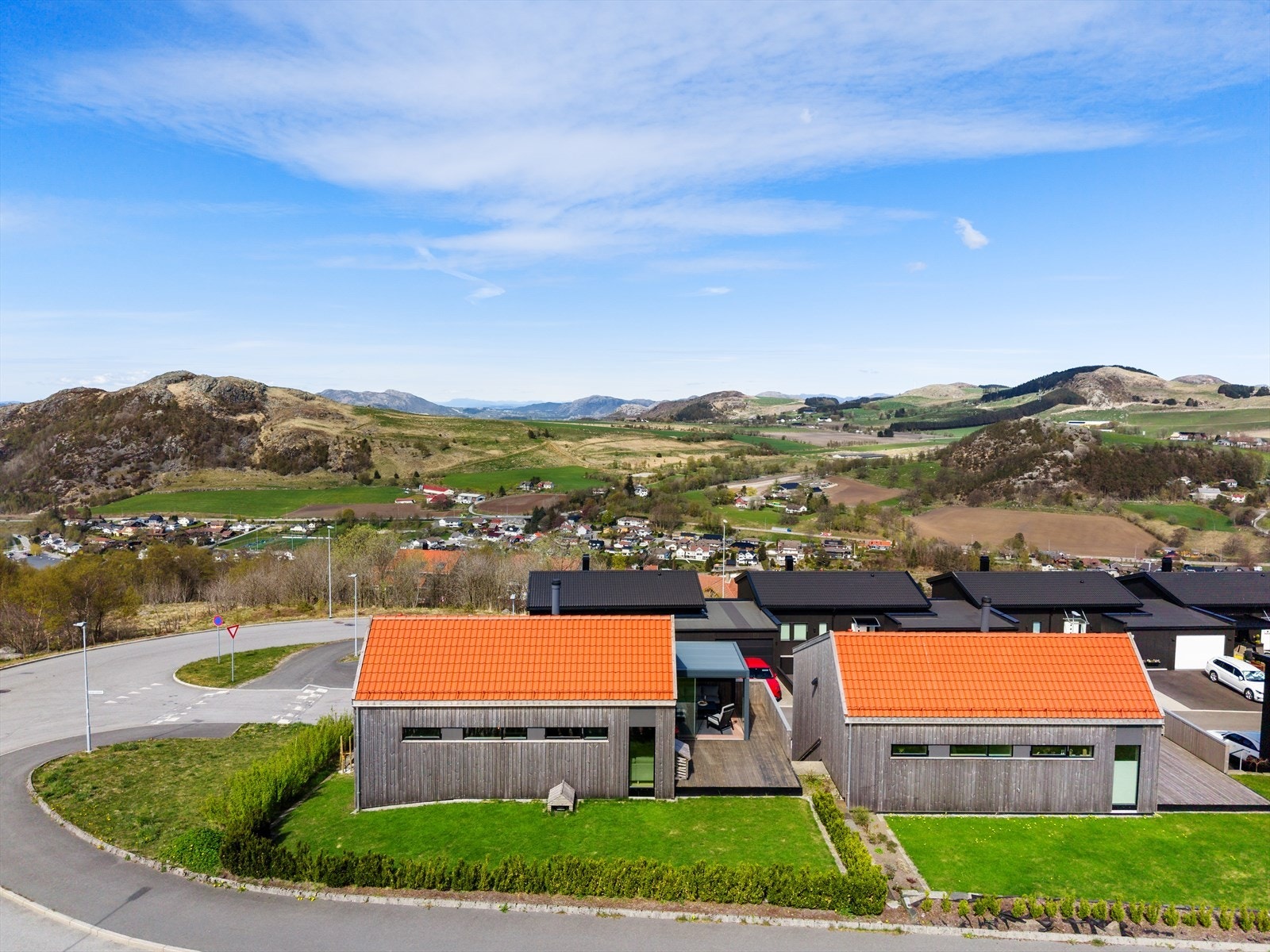 Fra Rossåsen tar det ca. 5 minutter til Ålgård sentrum og 10-15 minutter til Sandnes/Forus. Galleribilde