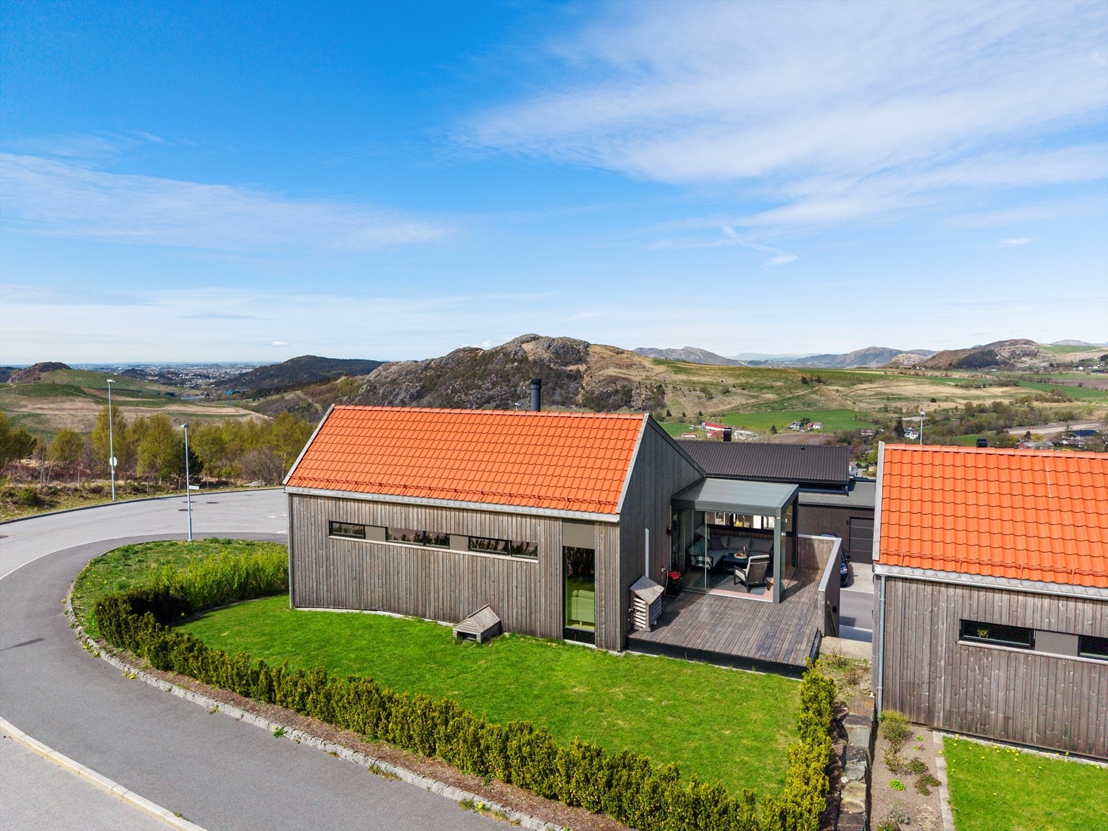 Boligen har en flott beliggenhet på toppen av feltet med utsikt over nærområdet. Galleribilde