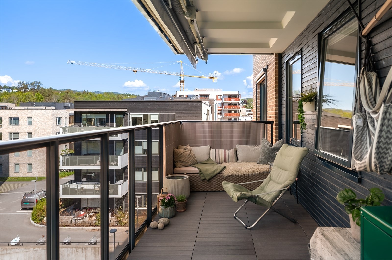 Den er overbygd og skjermet med glassfelt, som gir en lys og beskyttet uteplass samtidig som utsikten bevares. Galleribilde