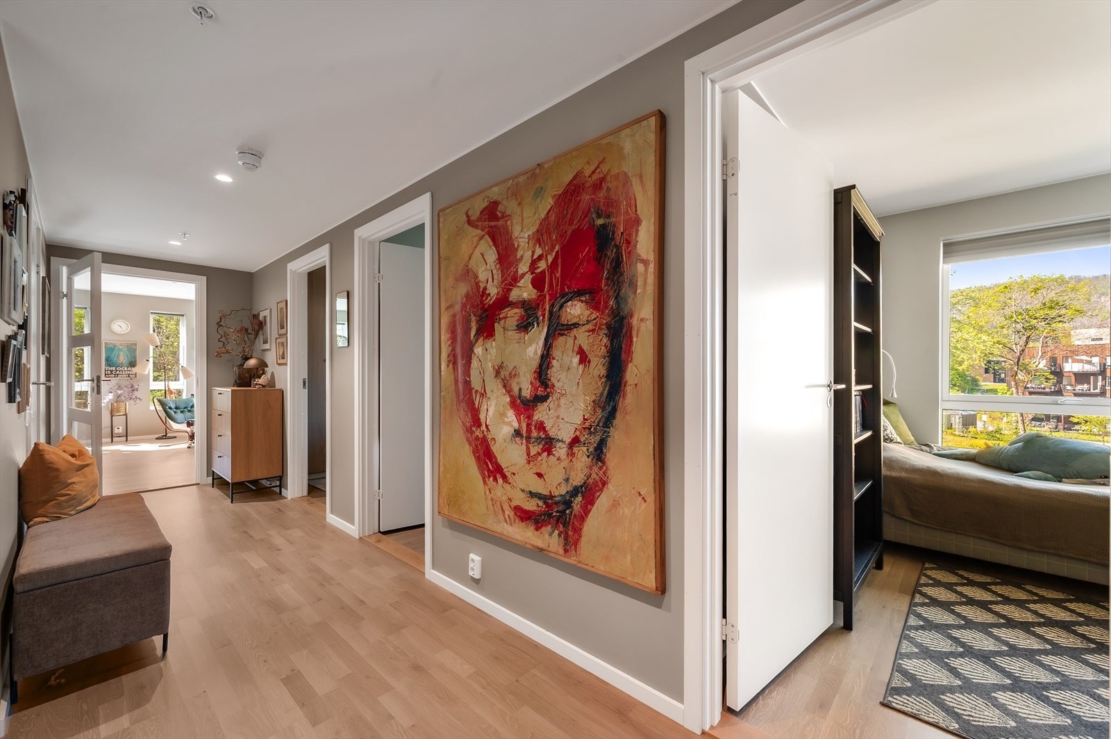 Entréen har direkte tilkomst til flere rom og gir god romflyt. Galleribilde