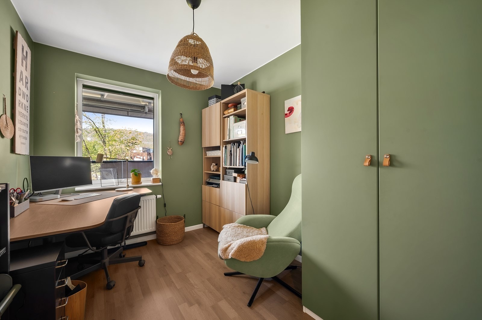 Soverom 3 er i dag utstyrt med en praktisk arbeidsplass og garderobeskap. Galleribilde