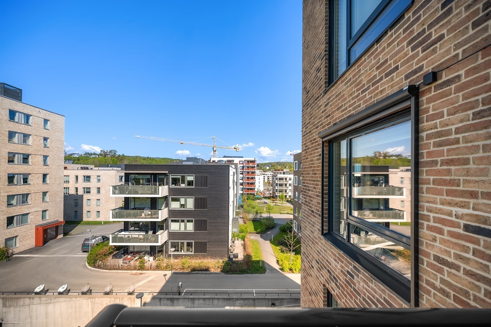 Balkongen gir utsikt mot et moderne boligområde. Galleribilde