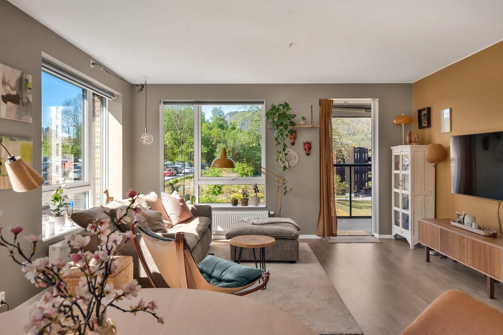 Store vindusflater sørger for godt med naturlig lysinnslipp til rommet. Galleribilde