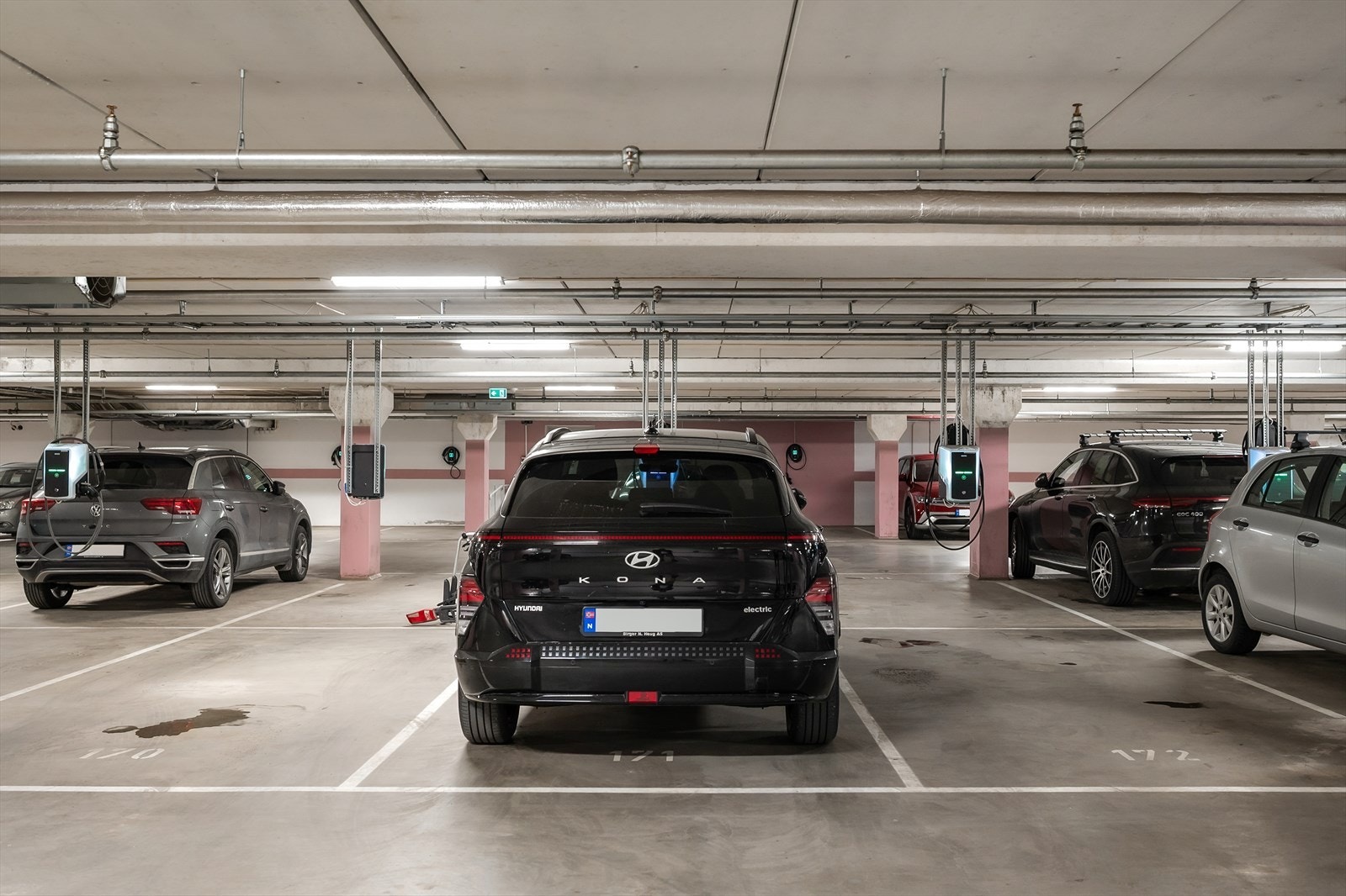 Parkering i felles garasjeanlegg, markert nr. 171, med ladepunkt for EL-bil. Gjesteparkering i garasje og på gårdsplass mellom bygningene. Galleribilde