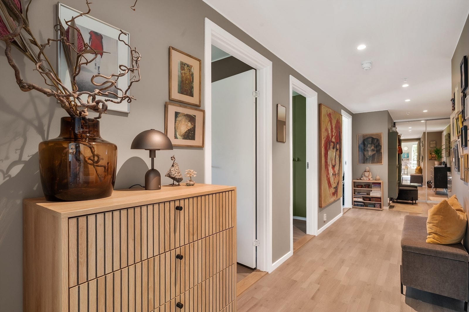 Parkettgulv og malte vegger gir et moderne og tidløst uttrykk. Galleribilde