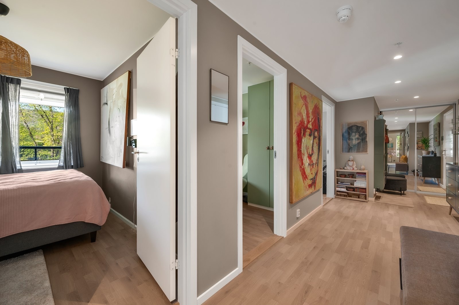 Det er skyvedørsgarderobe i entré, noe som gir praktiske oppbevaringsmuligheter for yttertøy og sko. Galleribilde