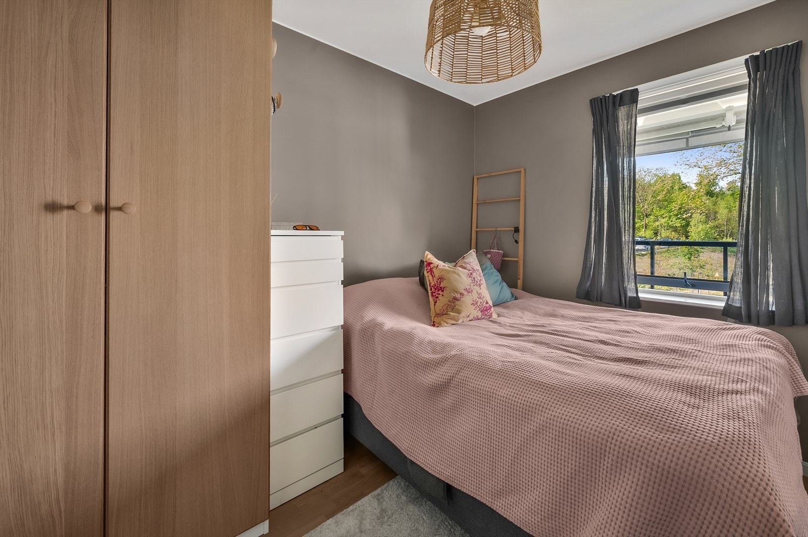 Soverom 2 har plass til dobbeltseng og garderobe gir praktisk innredning. Galleribilde