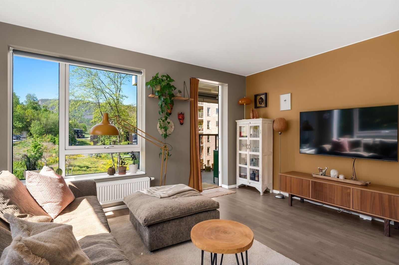 Fra stuen er det utgang til en innglasset balkong som fungerer som en forlengelse av oppholdsrommet. Galleribilde