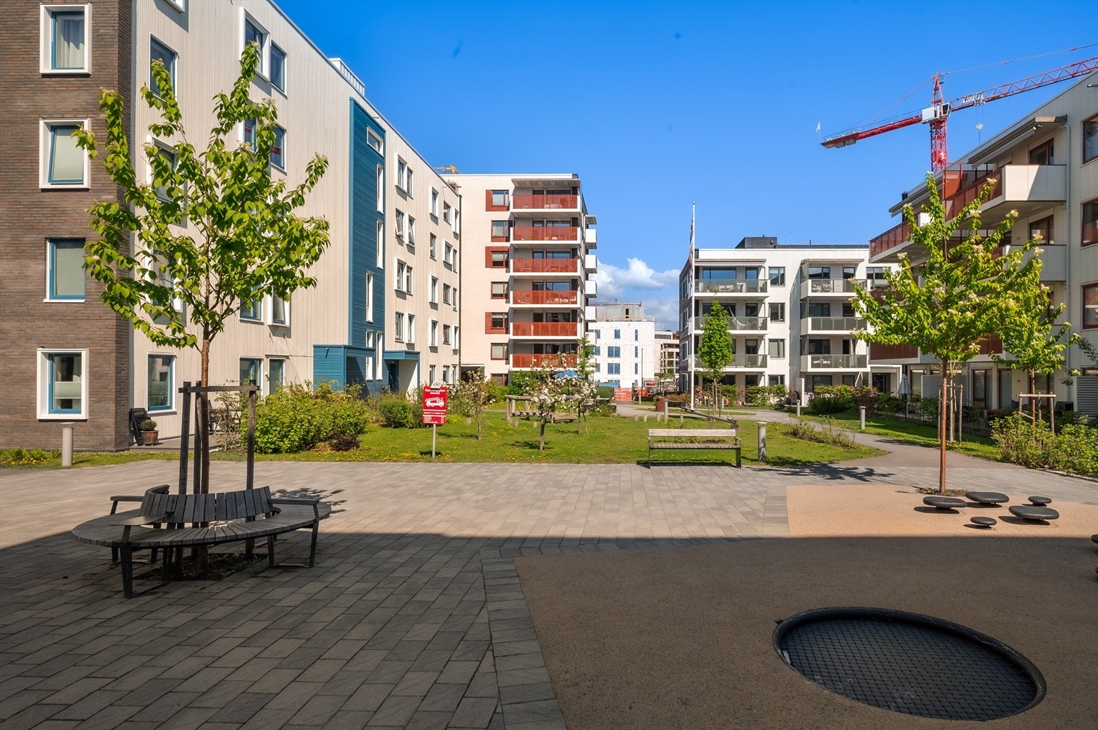 Felles utearealer er opparbeidet med sitteplasser og beplantning. Galleribilde