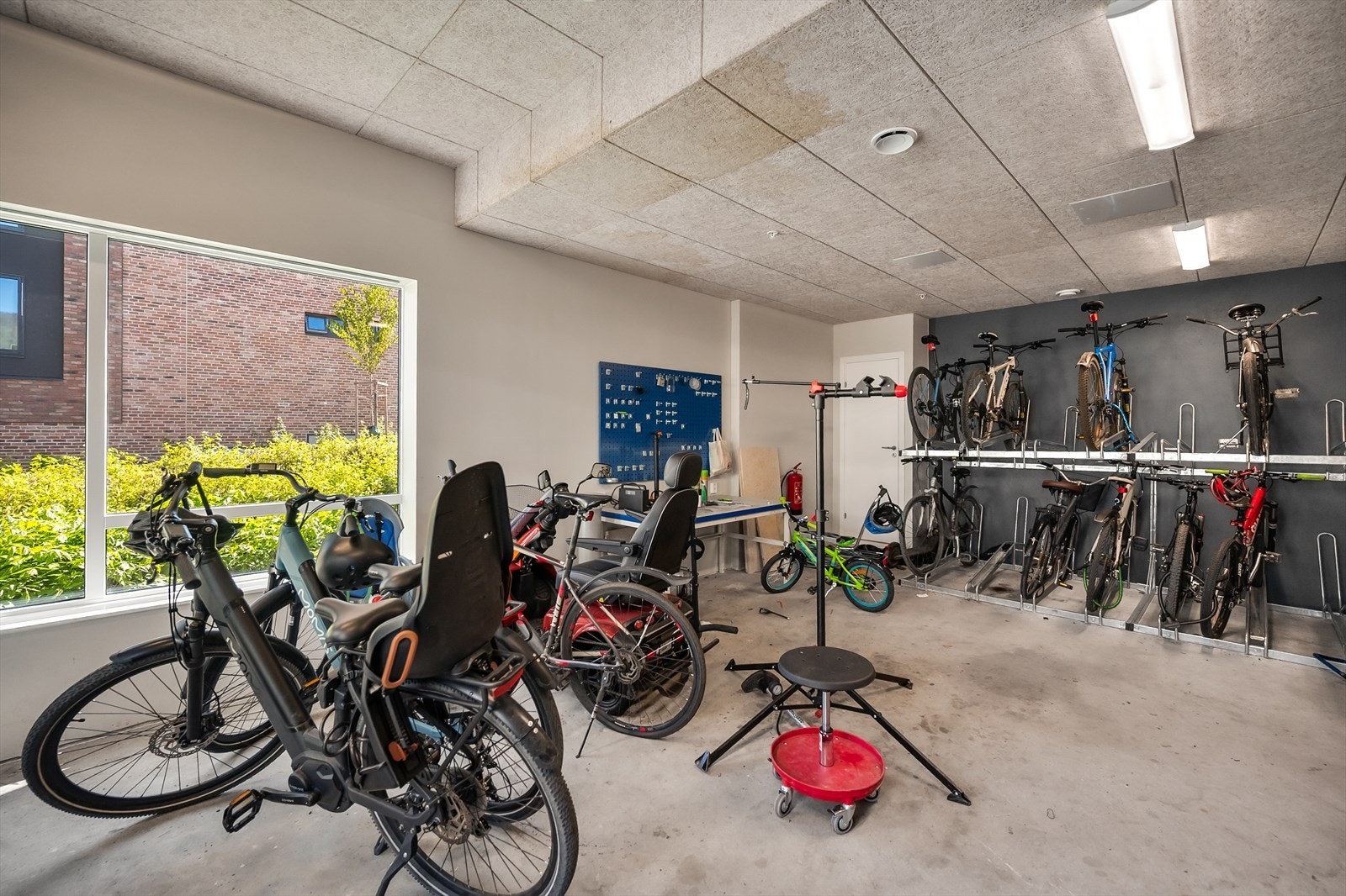 Sykkelparkering med verksted og praktiske oppbevaringsmuligheter. Galleribilde