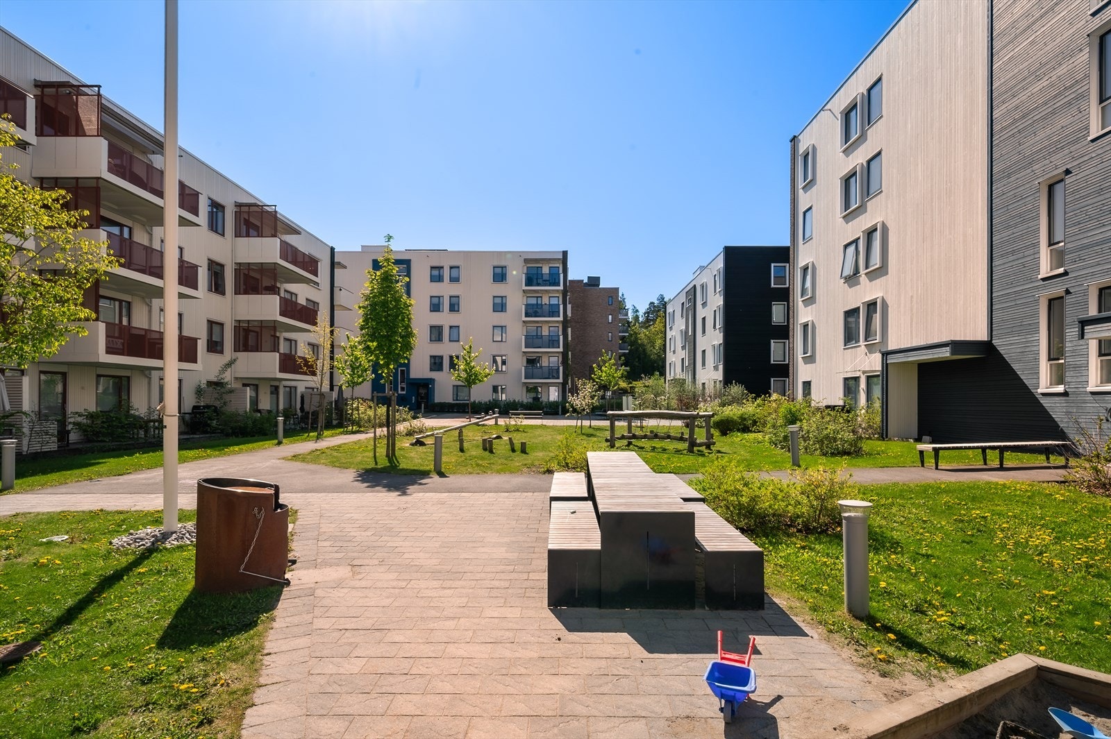 Boligområdet har tilrettelagte gangveier og grønne rekreasjonsområder. Galleribilde