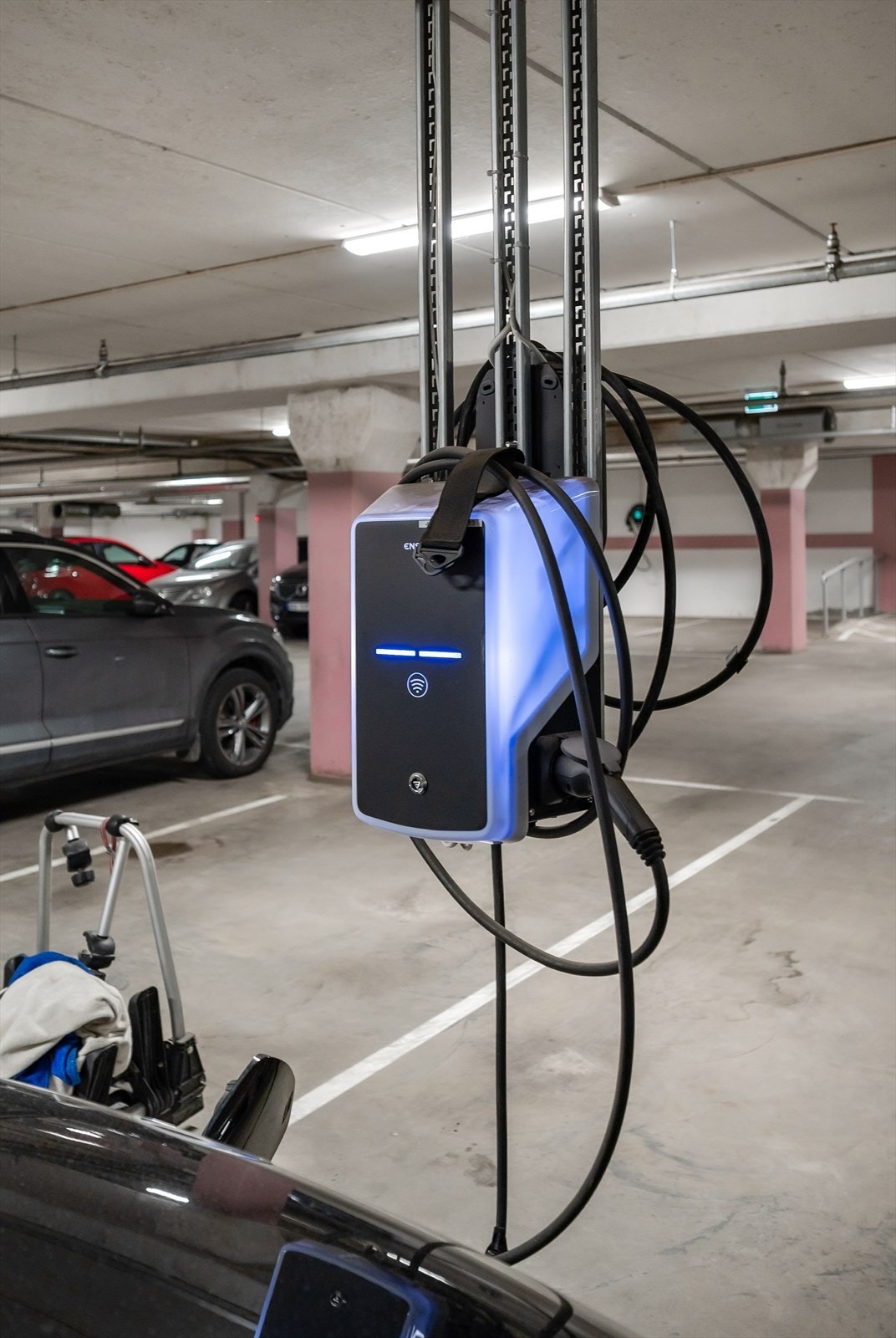 Garasjeanlegget er utstyrt med moderne ladestasjoner for elbil. Galleribilde