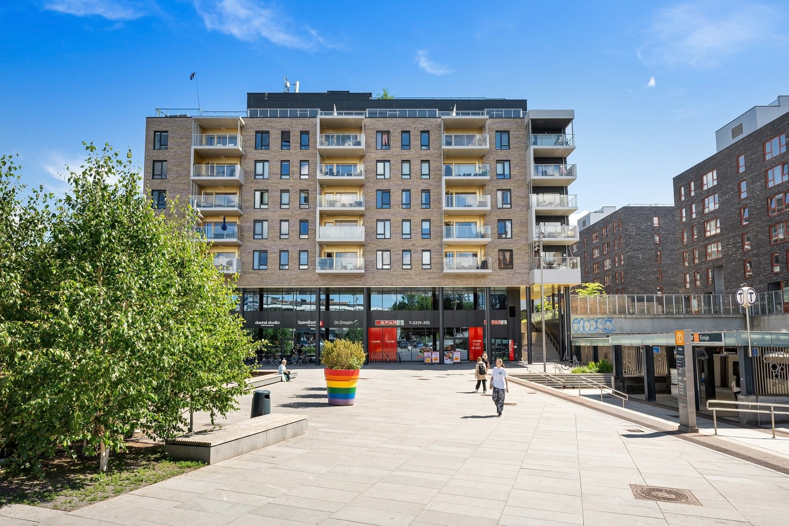 Ensjø Torg ligger innen kort avstand med flere butikker og serveringssteder Galleribilde
