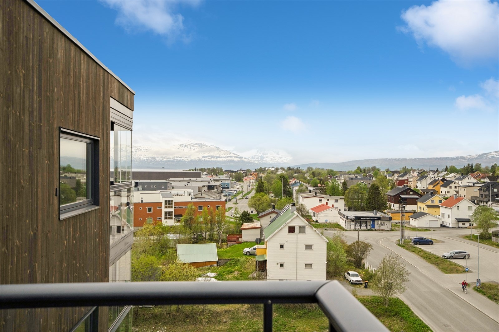 Fra leiligheten er det fantastisk utsikt mot sør og meget gode solforhold, som du kan nyte fra leilighetens balkong. Galleribilde