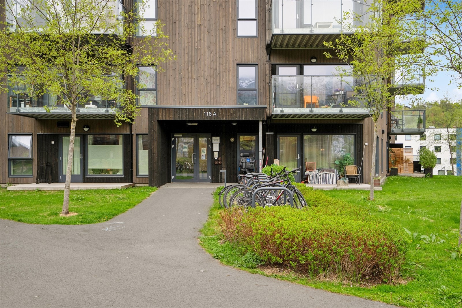 Servicemuligheter er rikelige, med Rema 1000, Coop X-tra og Eurospar Strandveien bare 2 minutters gange unna. For de som trenger apotek, ligger Apotek 1 Strandvegen kun 3 minutter unna. Galleribilde