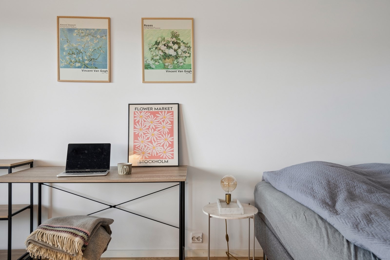 Det er også rom for en studie- og/eller arbeidsplass, i tillegg til seng som finner sin naturlige plass hjørnet av stue/kjøkken. Galleribilde