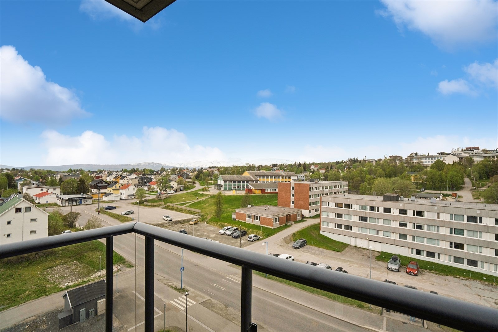 Boligen ligger i en attraktiv del av Tromsø med enkel tilgang til både natur og byliv. For de som setter pris på friluftsliv, er det kort vei til strandpromenaden, hvor man kan nyte vakre turer langs havet. Galleribilde