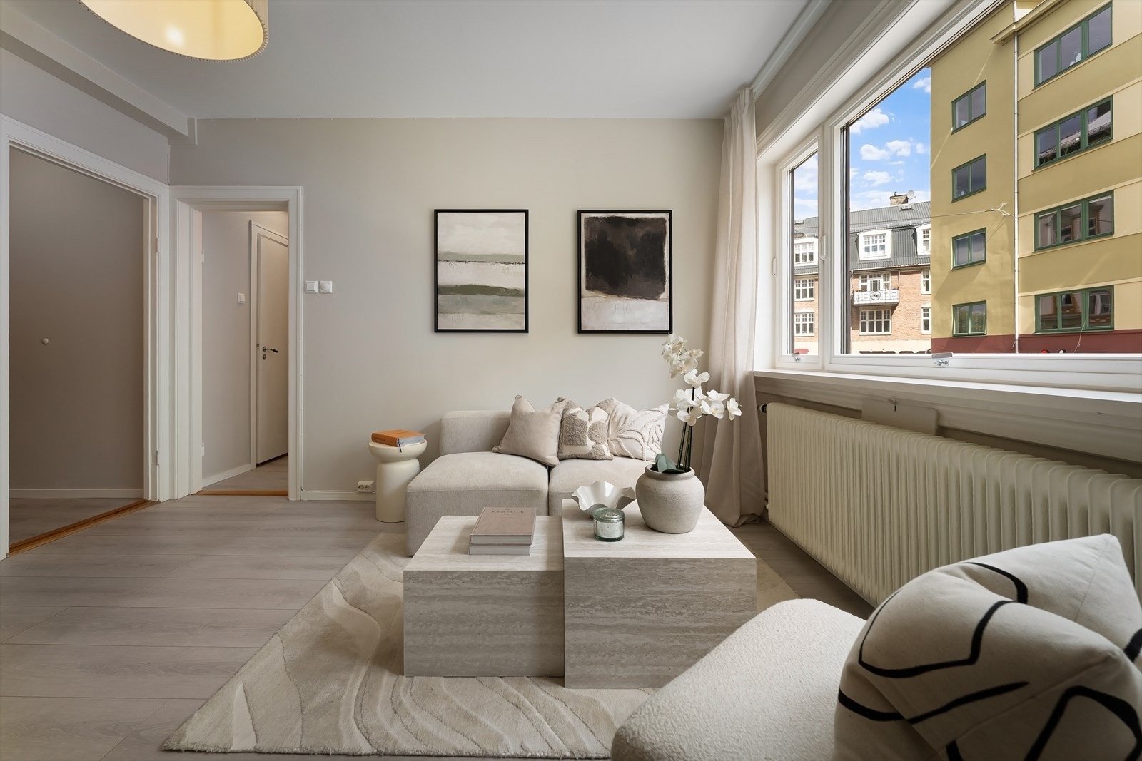 Rause vindusflater slipper inn rikelig med dagslys og bidrar til en lun og trivelig atmosfære. Galleribilde
