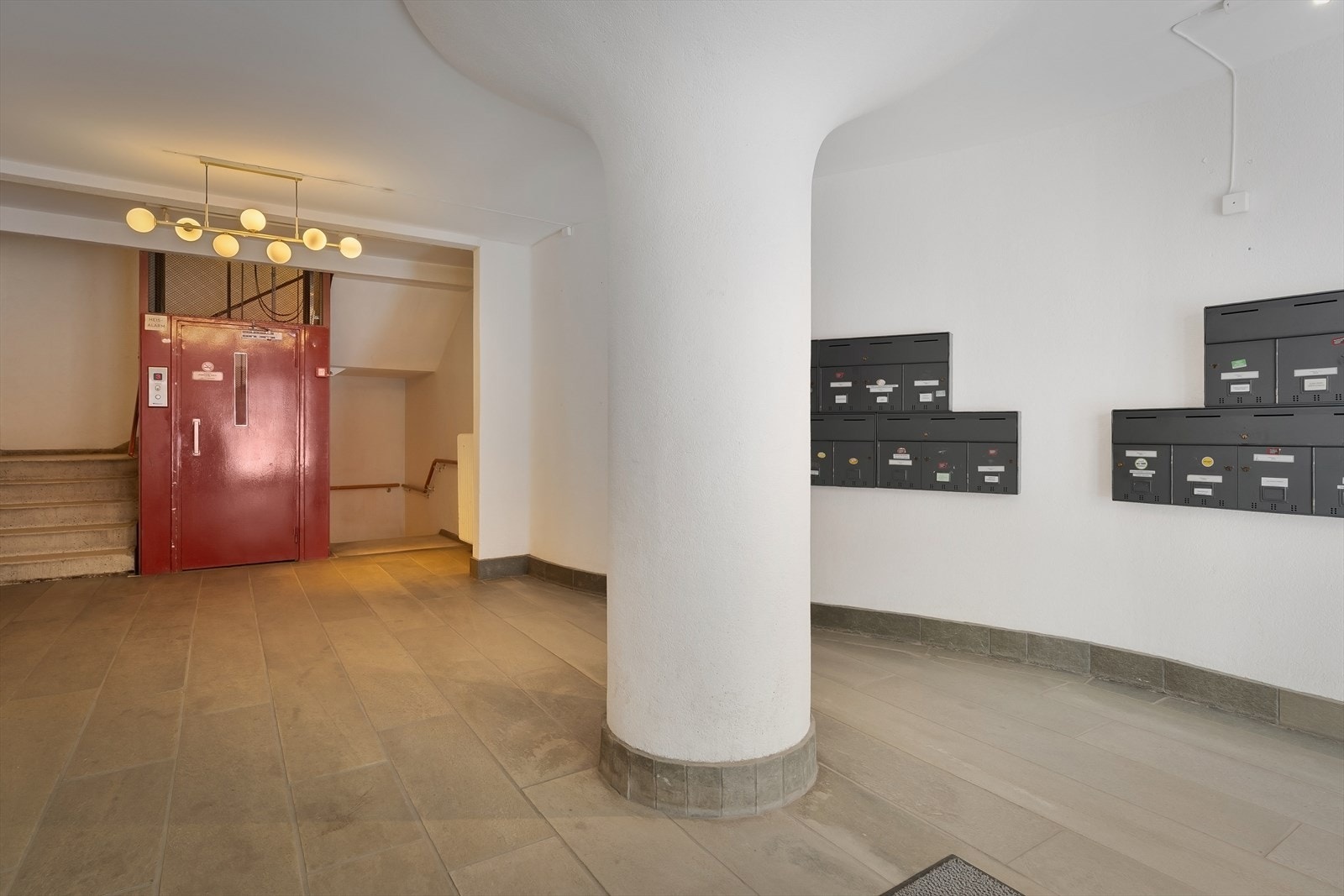 Stort og særpreget inngangsparti hvor det originale er velbevart. Det er heis til alle etasjer. Galleribilde
