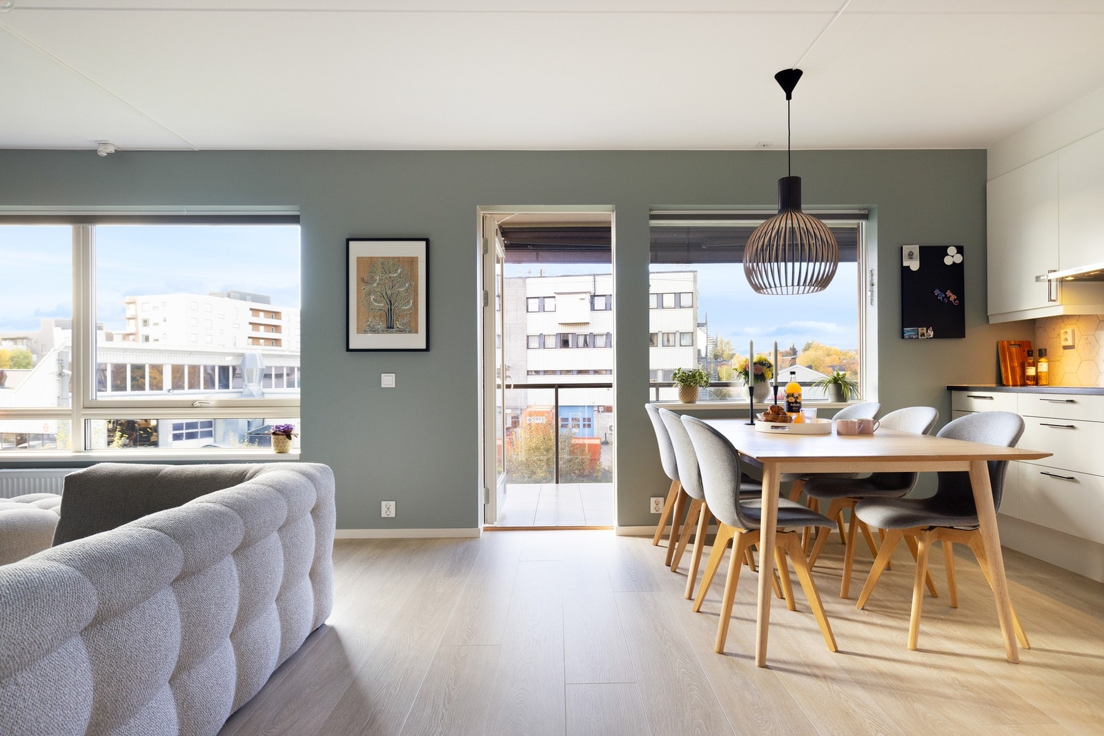 Fra stuen er det utgang til boligens balkong. Galleribilde