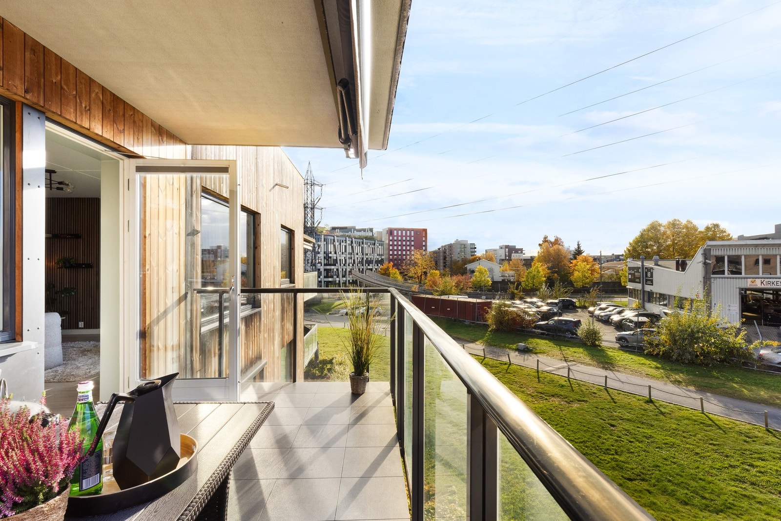Balkongen er på 10 kvm og har med det god plass til balkongmøblement, grill og beplantning. Galleribilde