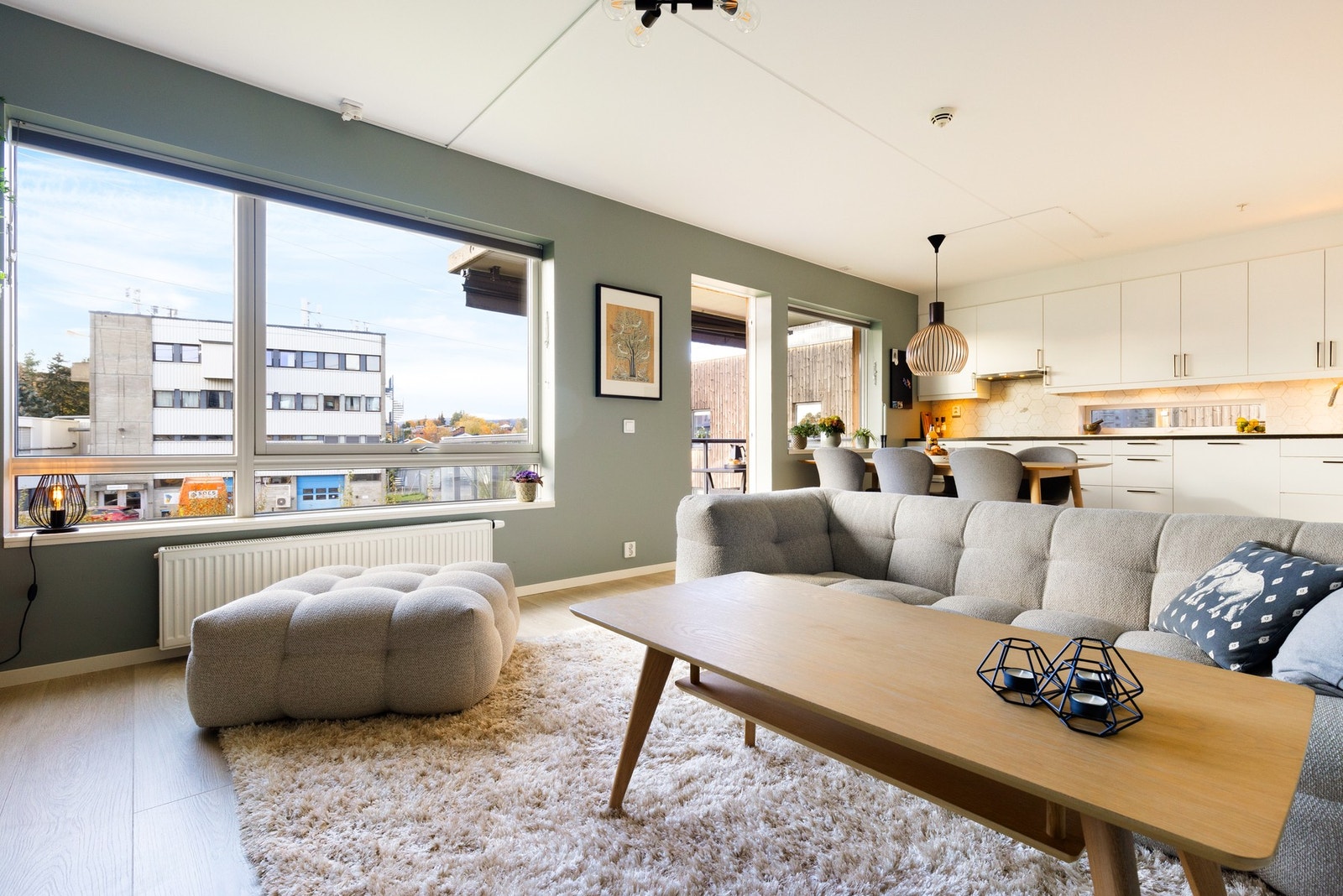 Oppholdsrommet byr på god plass til sofa, salongbord og mediemøblement. Galleribilde