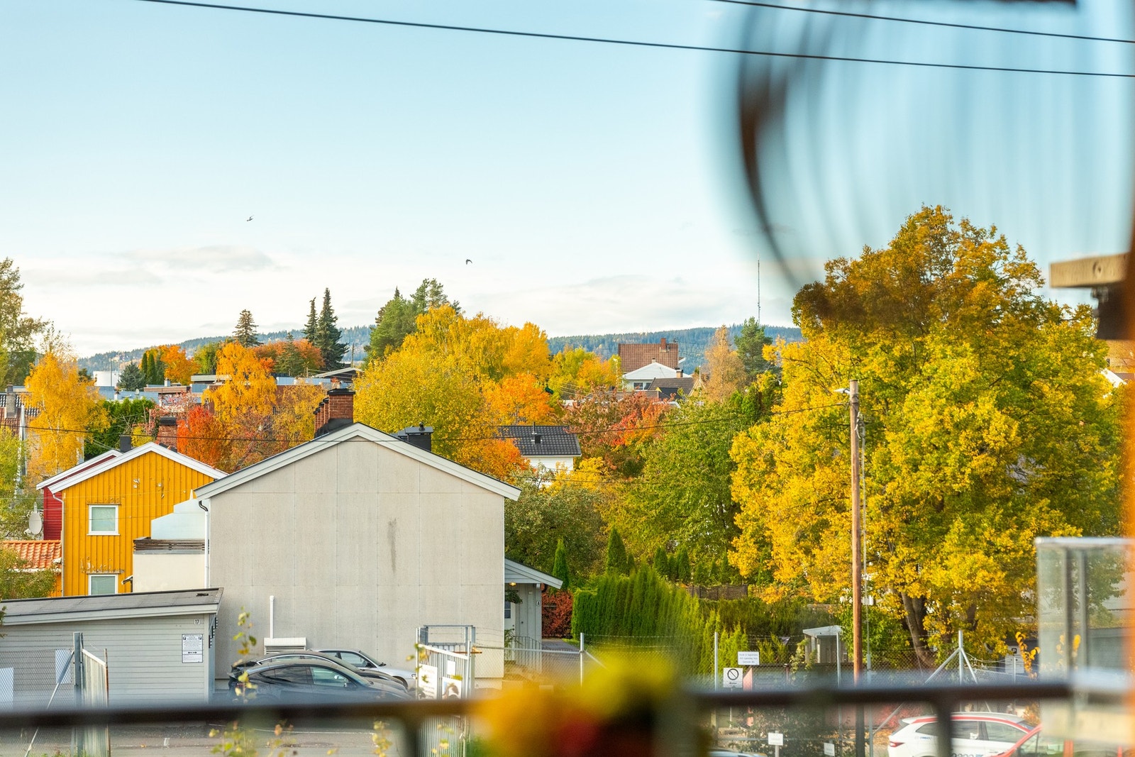 Utsyn mot hyggelige omgivelser. Galleribilde