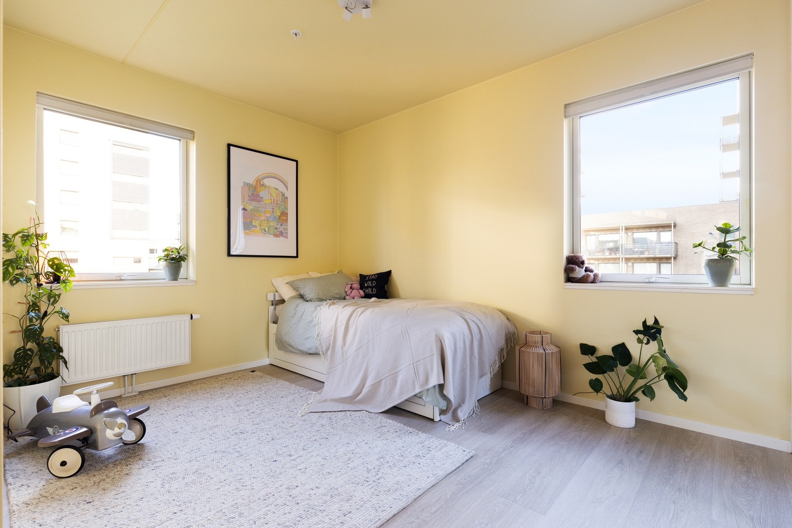 Det største soverommet har god plass til dobbeltseng, nattbord, kommode og skrivepult. Galleribilde