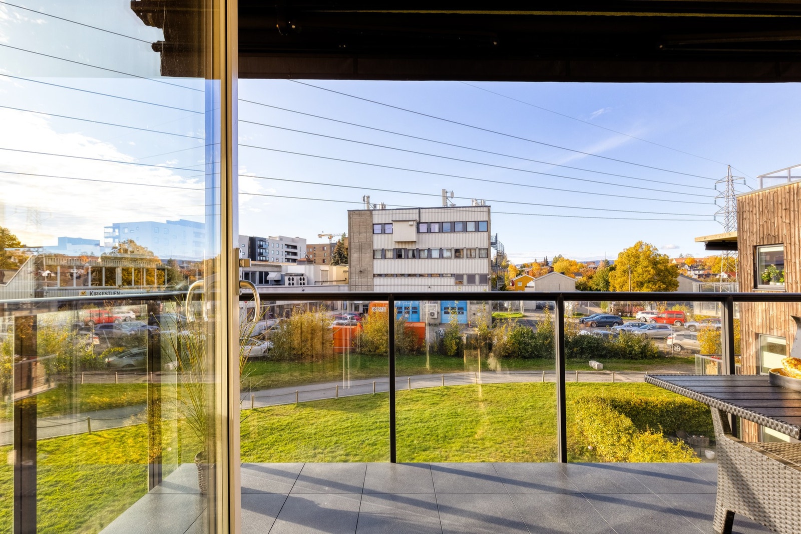Balkongen er overbygget og det er montert både stikkontakter, belysning og elektrisk markise som kan benyttes ved behov. Galleribilde