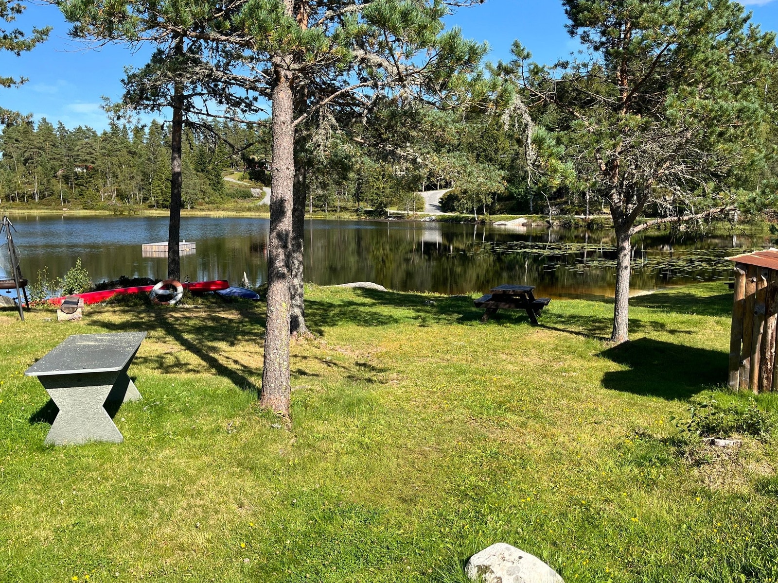Fellesområde med sandstrand med felles grill og sitteplasser Galleribilde