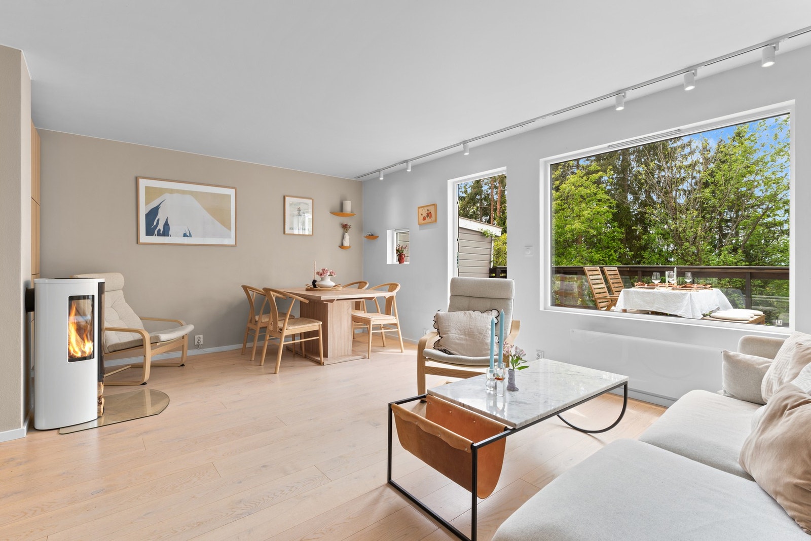 Lys og luftig stue med store vindusflater som slipper inn rikelig med dagslys. Galleribilde