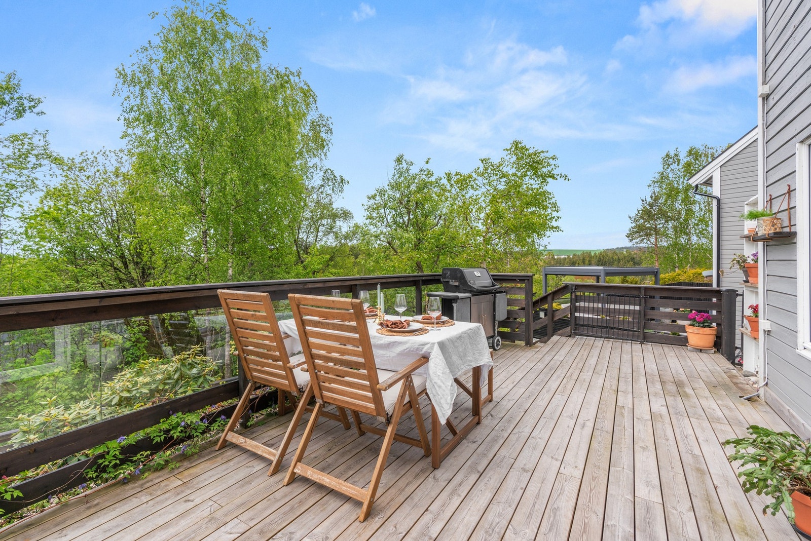 Her er det god plass til både loungemøbler, spisegruppe, solsenger og grill. Galleribilde
