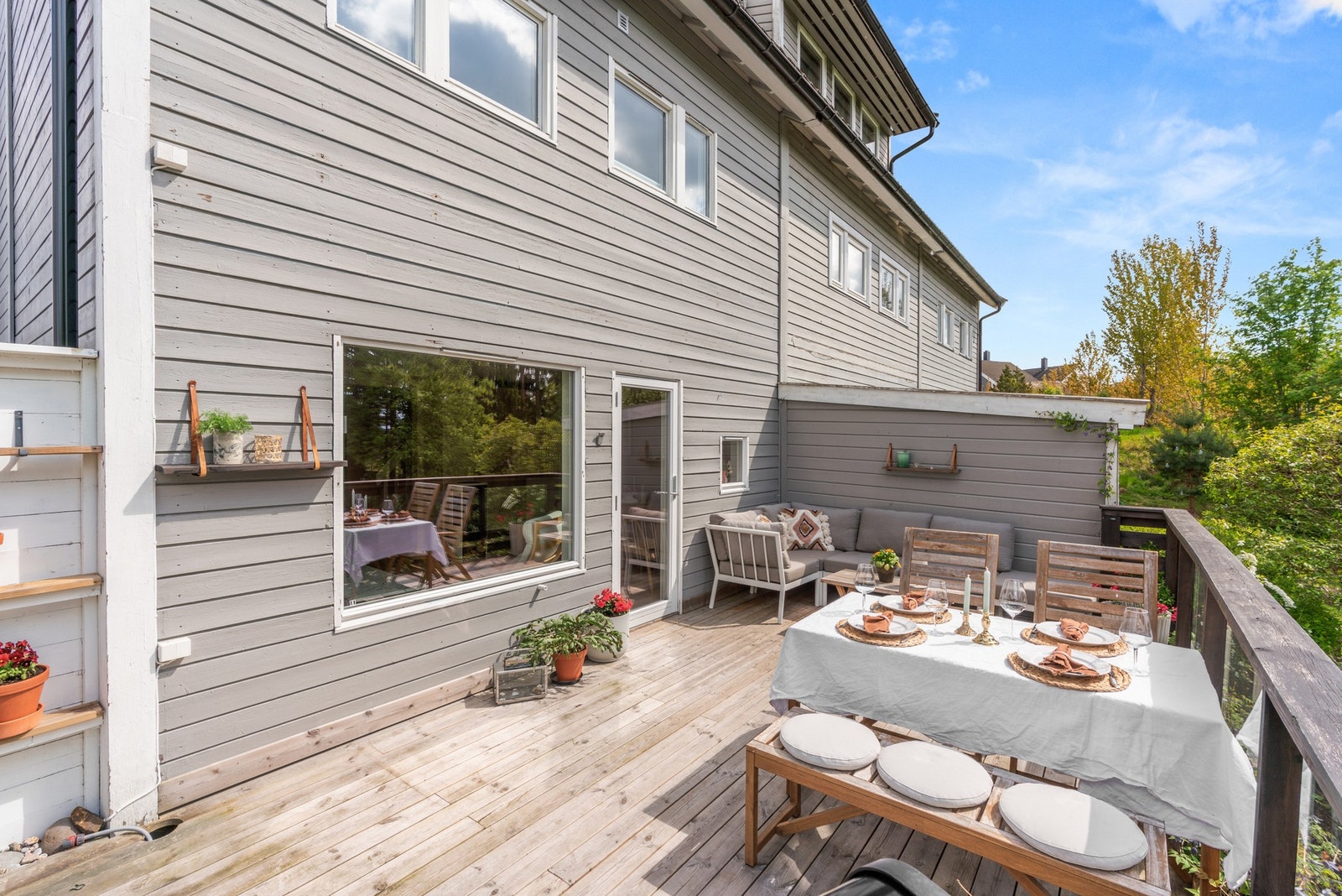 Fra stuen er det utgang til en stor terrasse på hele 25 kvm, hvor solen kan nytes store deler av dagen og langt ut på kvelden. Galleribilde