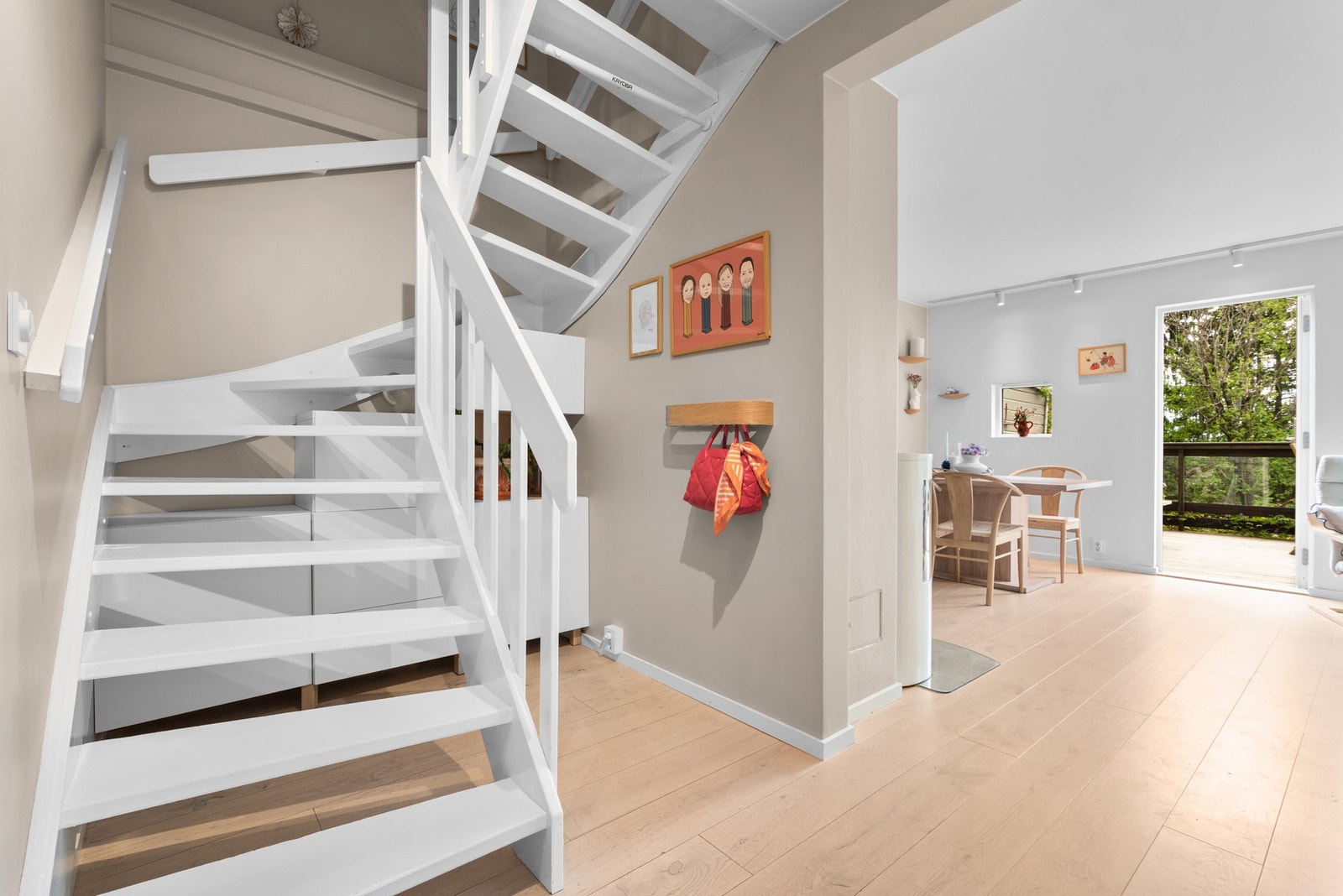 Under trappen finnes ytterligere lagringsplass som utnytter arealet på en smart måte. Galleribilde