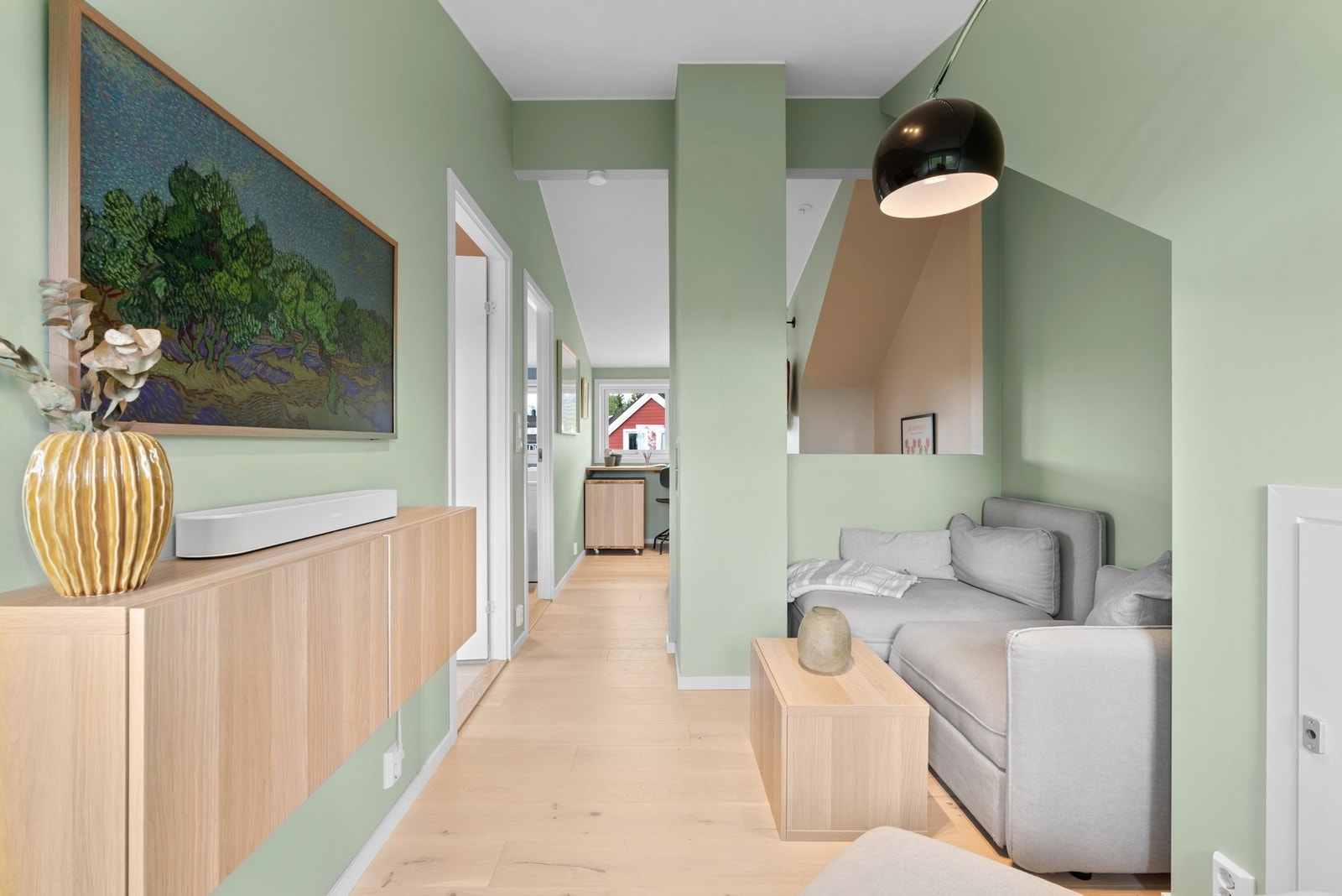 Loftstuen er møblert med sofa og Tv-møblement. Kanskje dette kan passe fint som "ungdomsavdelingen"? Galleribilde