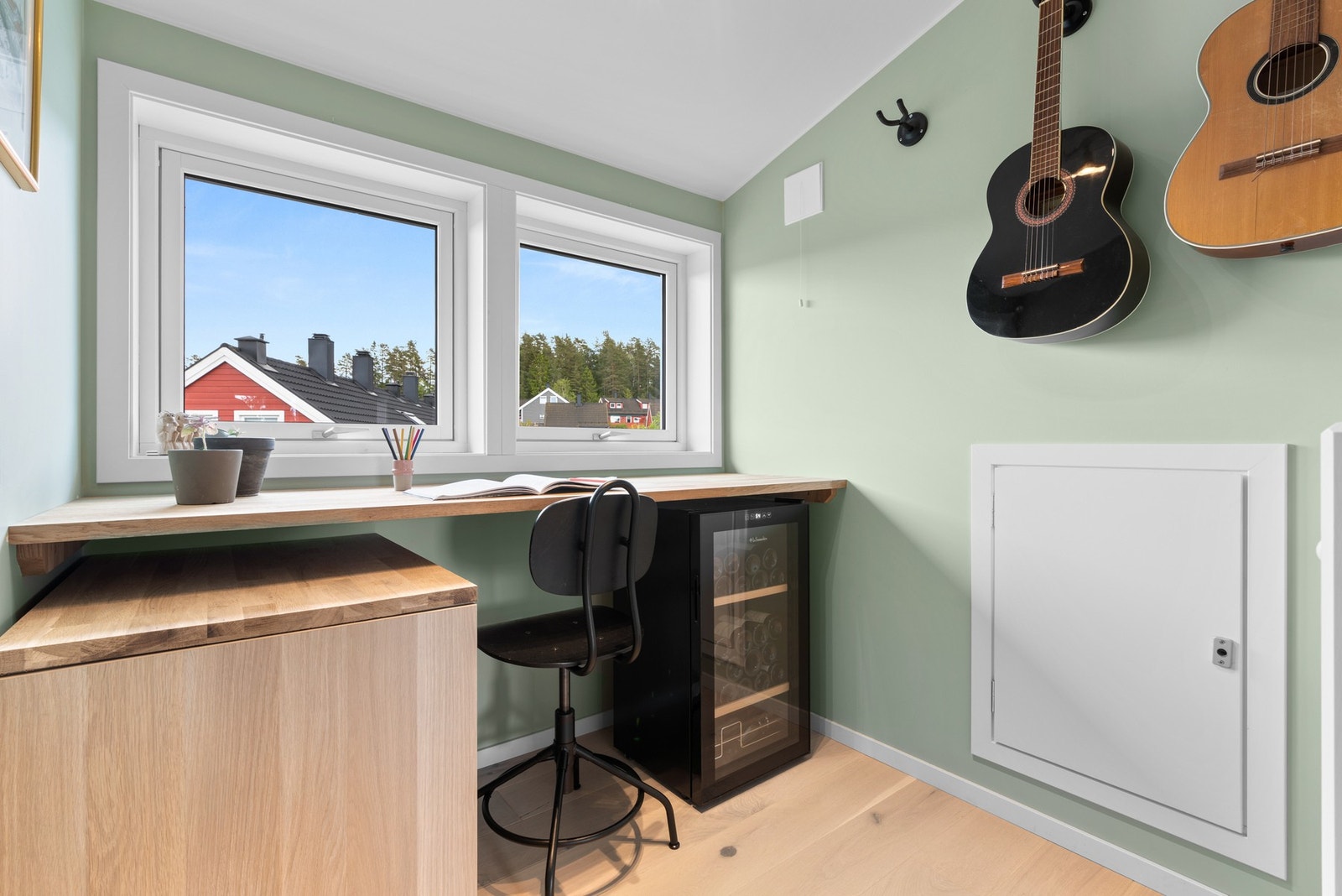 Rett ved loftstuen har du kontoret. Perfekt for de som kan tenke seg hjemmekontor. Galleribilde