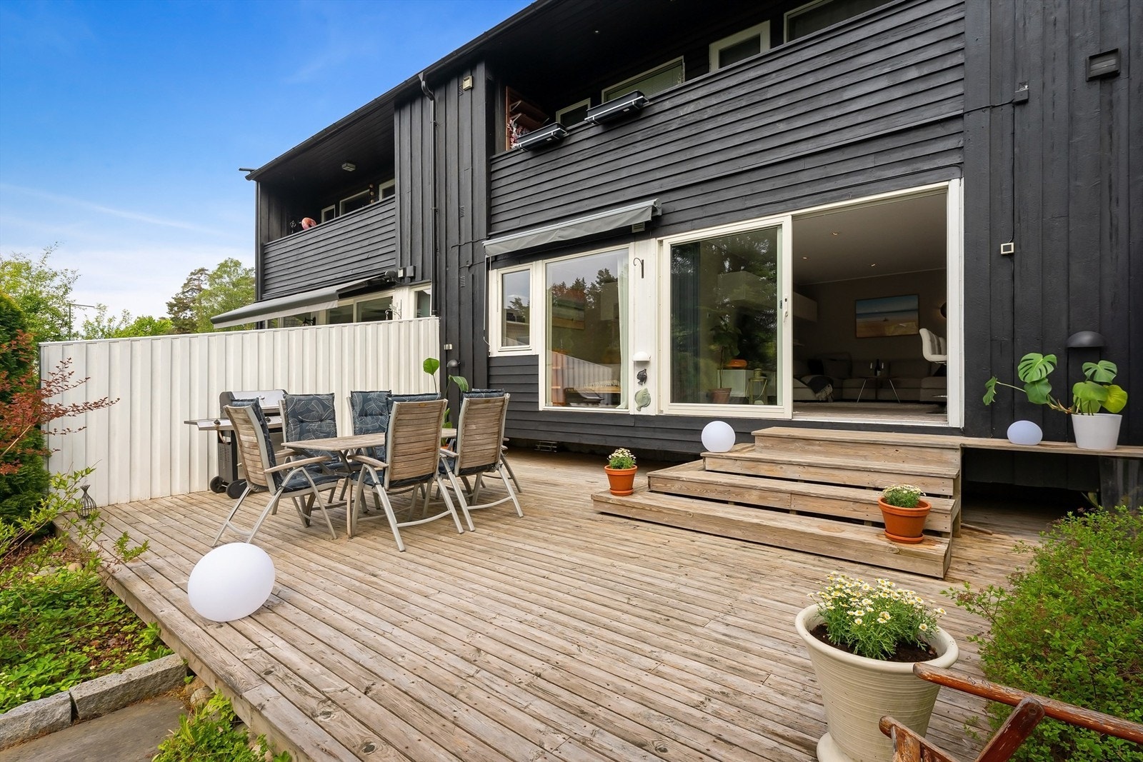 Herlig sydvestvendt terrasse på ca. 38 kvm med terrassebord i tre og adkomst til hageflekk Galleribilde