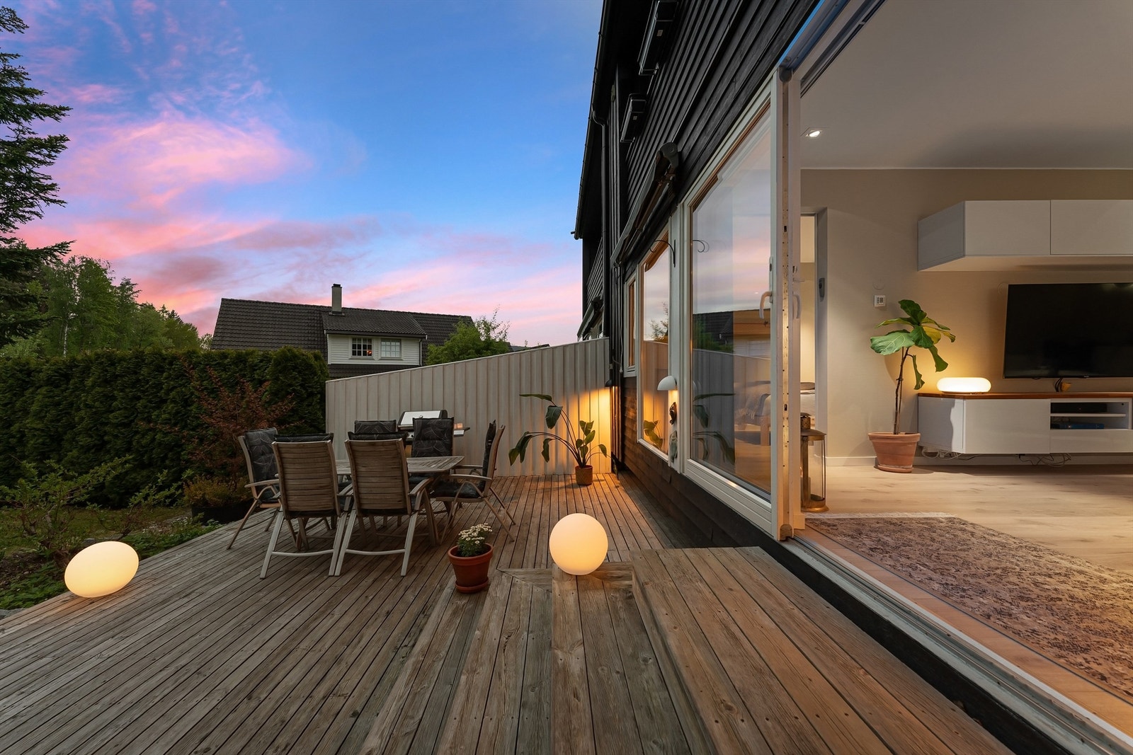 Stor sydvestvendt terrasse på 38 m² med sol fra kl. 11.00 til 21.00 og videre adkomst til hageflekk Galleribilde