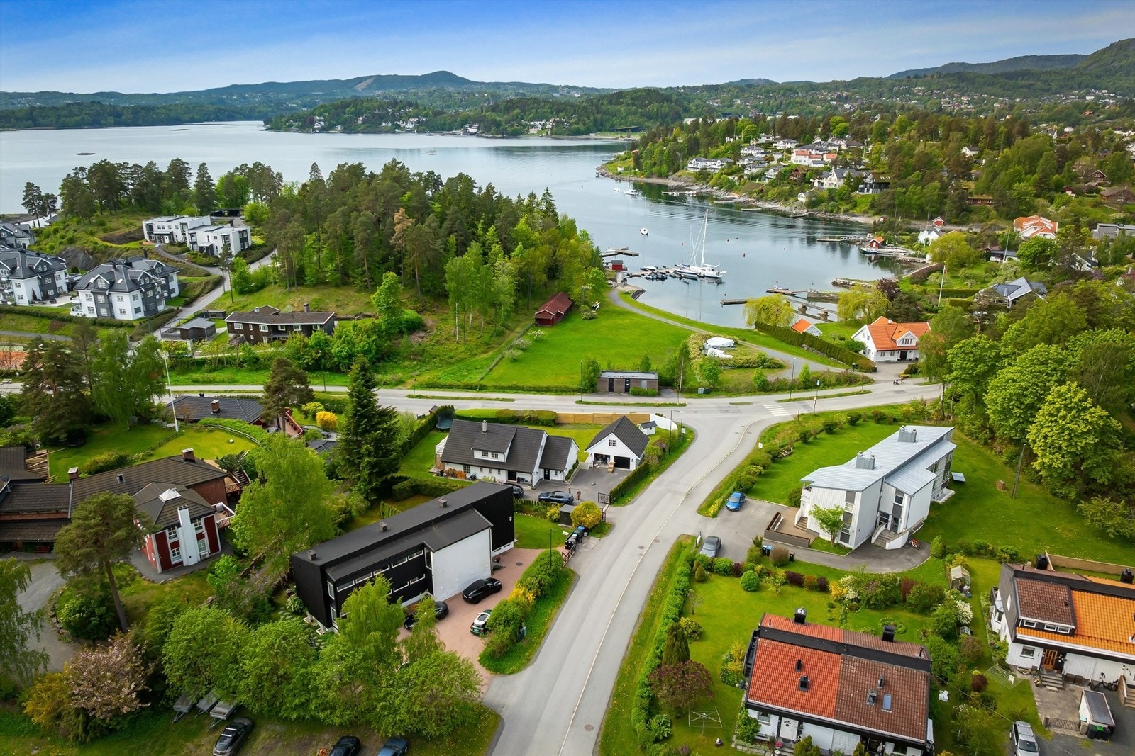 Attraktiv og sjønær beliggenhet i et svært ettertraktet boligområde på sydvestsiden av Nesøya med umiddelbar nærhet til idylliske turområder og nydelige badestrender Galleribilde