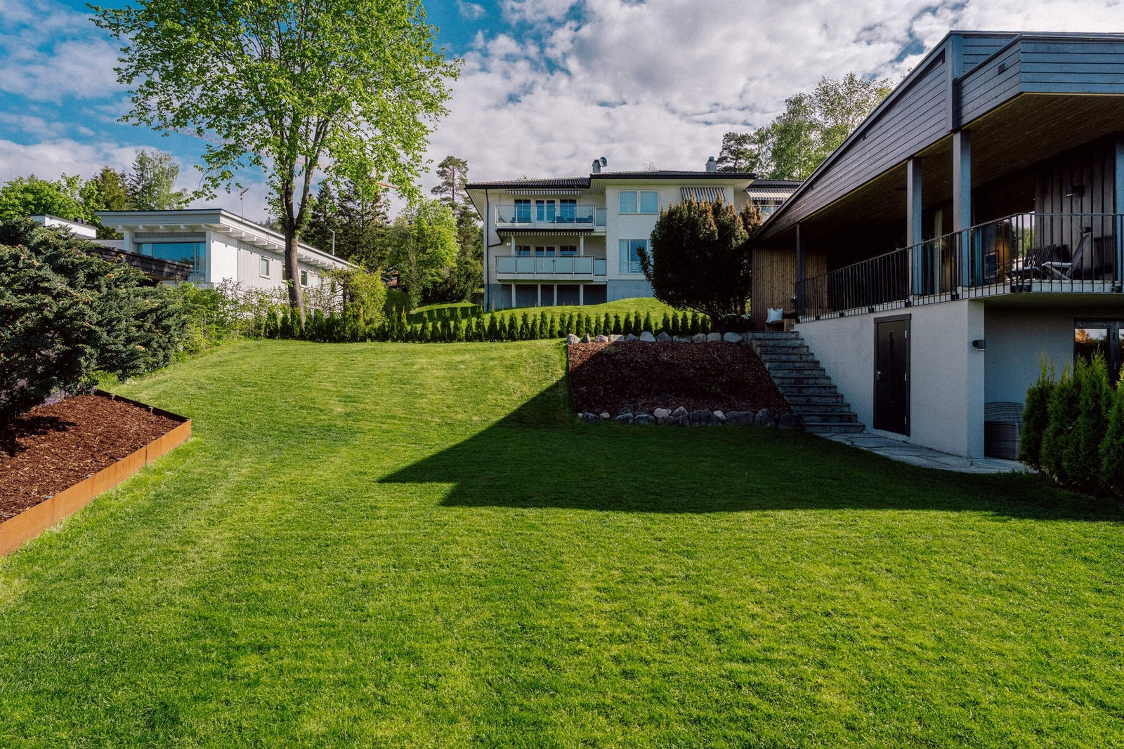 Området oppleves som svært familievennlig og attraktivt, med kort vei til barnehager og skoler. Galleribilde