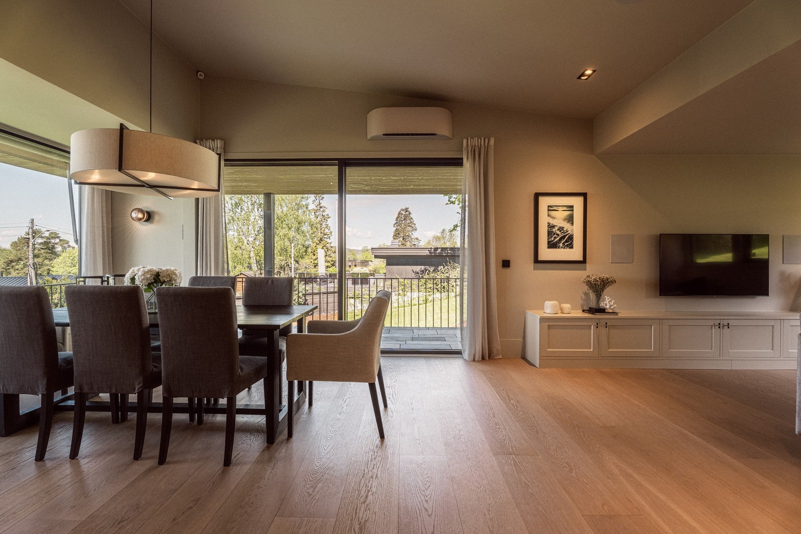 Fra spisestuen er det direkte utgang til terrasse, noe som gir en naturlig forlengelse av oppholdsrommet i de varmere månedene. Uteplassen nyter gode solforhold med sol store deler av dagen og hyggelig kveldssol. Galleribilde