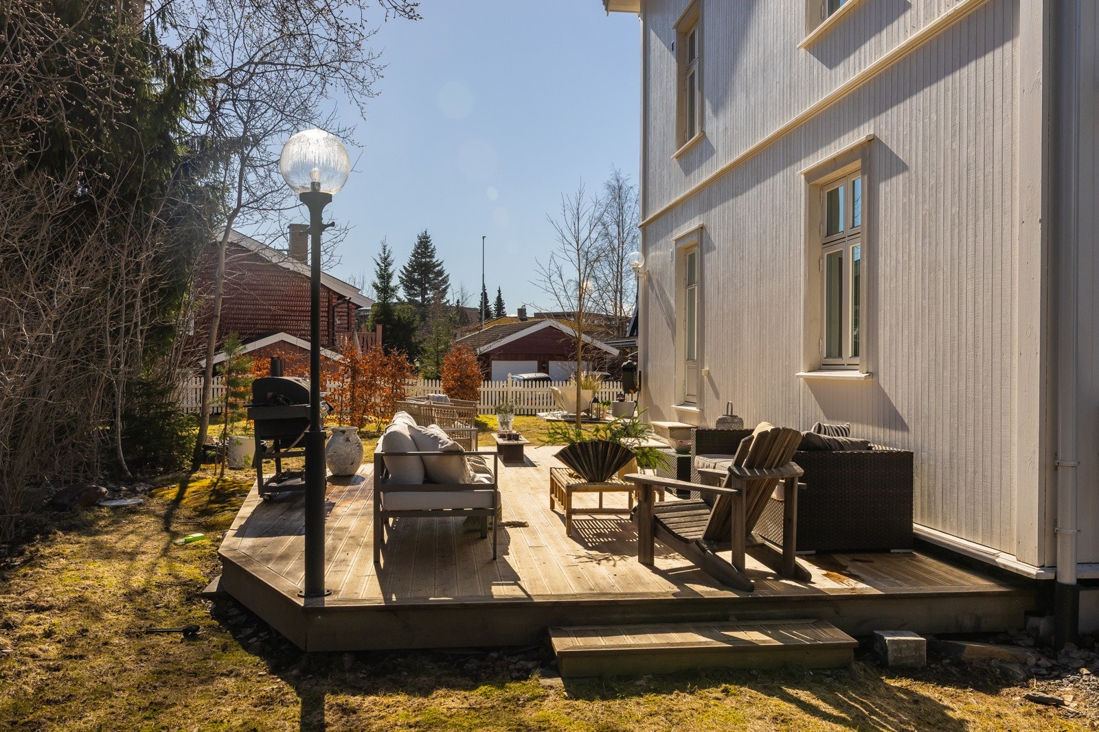 I hagen og på terrassen har man god plass til utemøbler og grill etter ønske og behov. Galleribilde