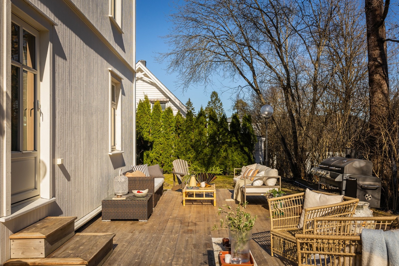 Fra stuen har man utgang til en innbydende østvendt terrasse på hele 38 kvm, belagt med terrassebord. Galleribilde